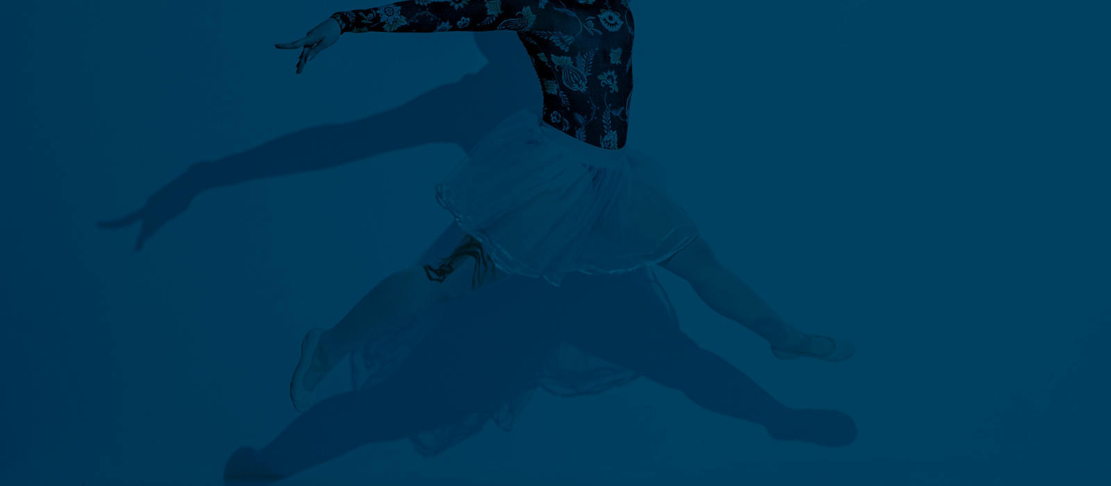 Tänzerin vor Wand mit Schatten